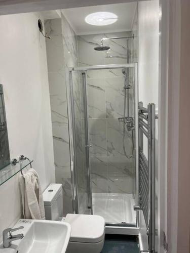 Impressive Large Studio Woodford - Tap to explore photos