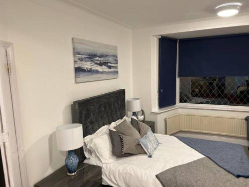 Impressive Large Studio Woodford - Tap to explore photos
