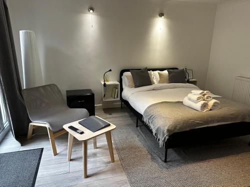 Plumstead one bed studio flat - Tap to explore photos