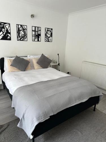 Plumstead one bed studio flat - Tap to explore photos