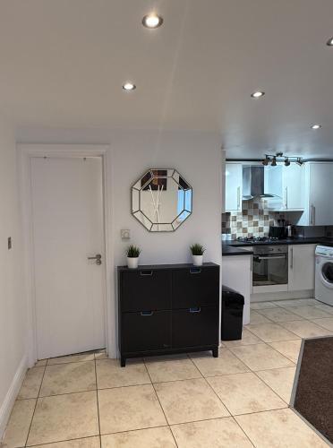 Cosy Guest Suite, West London - Tap to explore photos