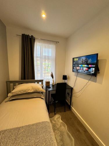 Gorgeous Budget Room - Tap to explore photos