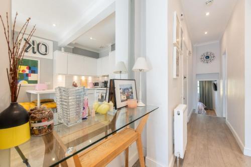 Stylish flat in West Hampstead - Tap to explore photos