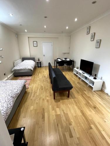 Stylish 10-Min Wembley Stadium Apartment - Tap to explore photos