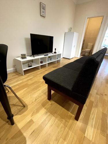 Stylish 10-Min Wembley Stadium Apartment - Tap to explore photos