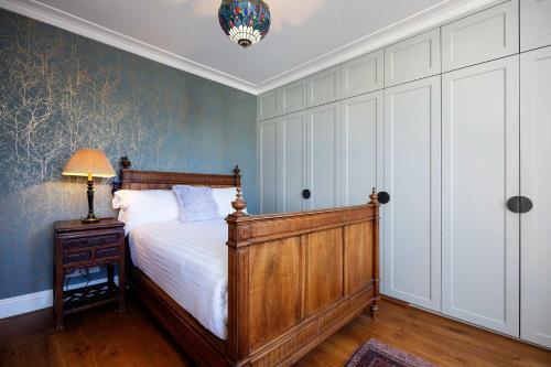 Veeve - Chiswick Victorian Gem - Tap to explore photos