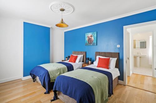 Nice House & Free Parking Close to Morden & Sutton - Tap to explore photos