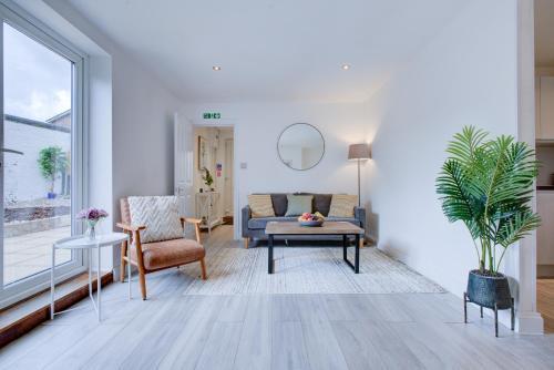 Charming 3 Bedroom House - Tap to explore photos