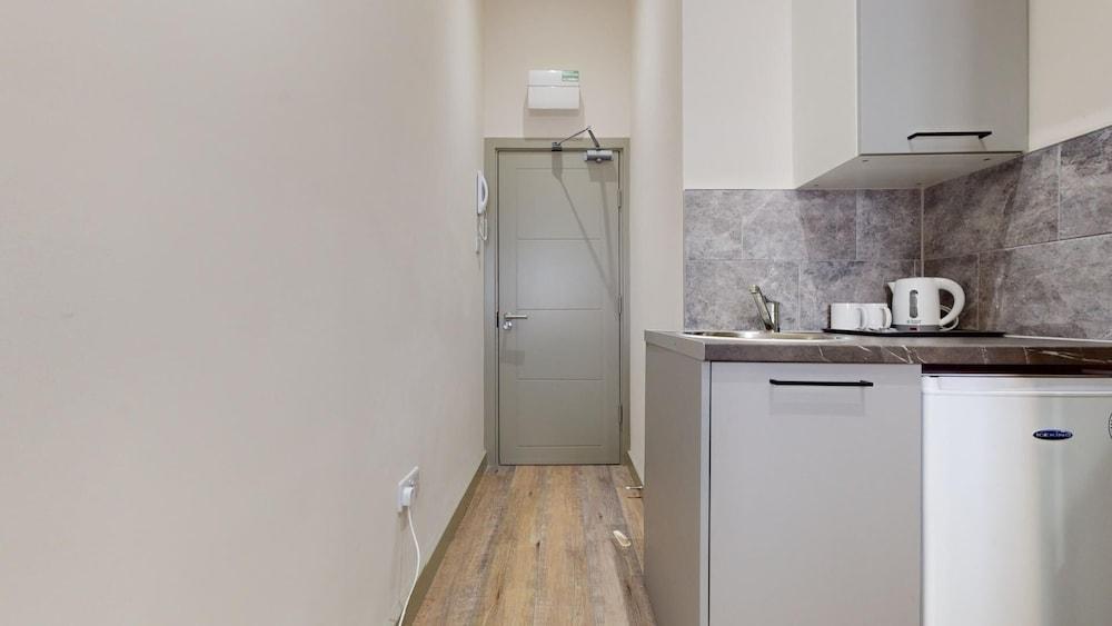 Battersea Serviced Studio Apartments - Tap to explore photos
