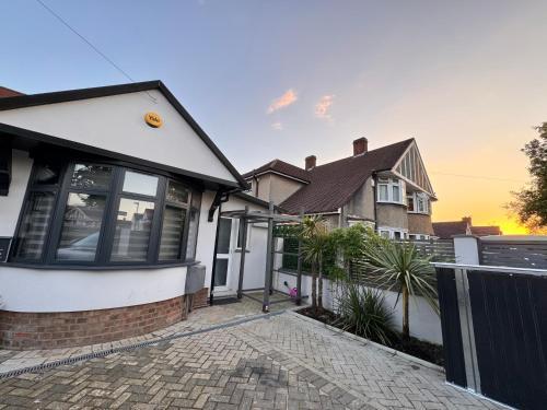 Modern One Bedroom Flat in Twickenham for Business Travelers - Tap to explore photos