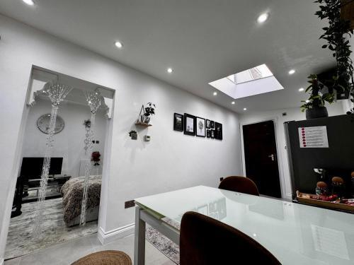 Modern One Bedroom Flat in Twickenham for Business Travelers - Tap to explore photos