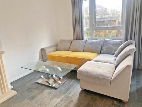 Lovely Room bedroom Battersea - Tap to explore photos