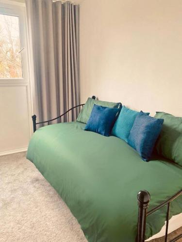Lovely Room bedroom Battersea - Tap to explore photos