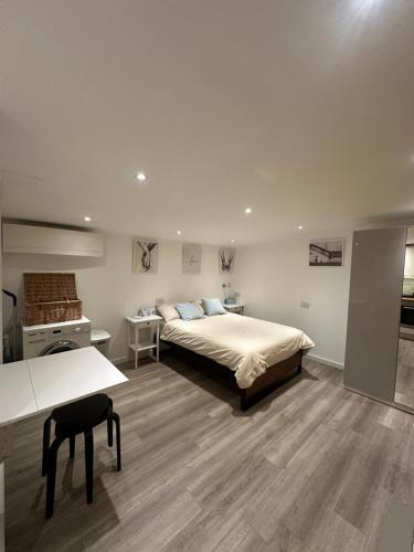 Cosy, self-contained guest house - Tap to explore photos