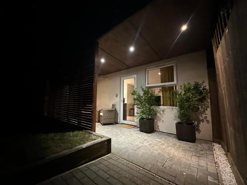 Cosy, self-contained guest house - Tap to explore photos