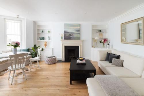 Holland Park 2 Bed - Tap to explore photos