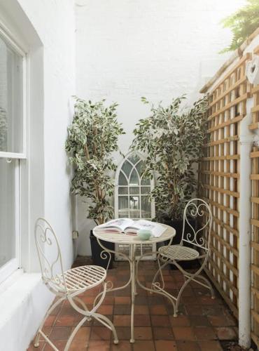 Holland Park 2 Bed - Tap to explore photos