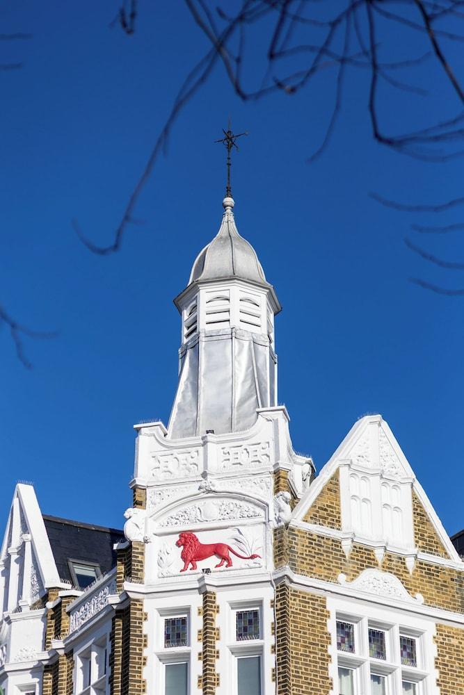 The Red Lion - Tap to explore photos