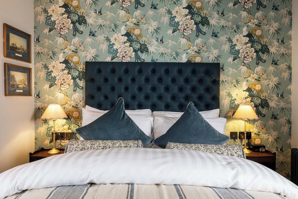 The Red Lion Room Type - Superior Double Room