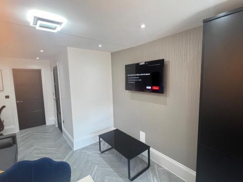 Stylish Flat in London - Tap to explore photos