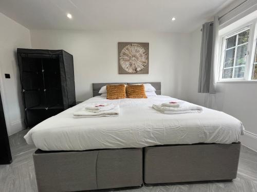 Stylish Flat in London - Tap to explore photos