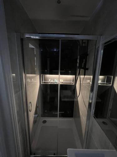 Stylish Flat in London - Tap to explore photos
