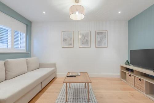 Newly Refurbished 2BD Flat - Wimbledon Village! - Tap to explore photos