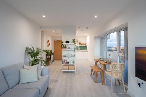 Sunset Retreat: Steps from Heathrow/Twickenham - Tap to explore photos
