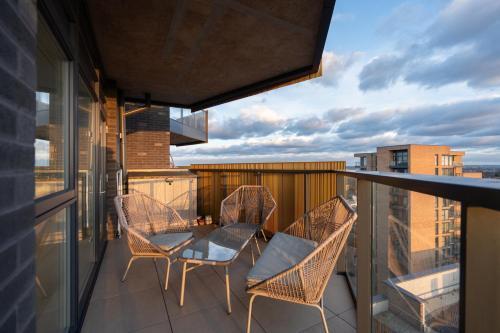 Sunset Retreat: Steps from Heathrow/Twickenham - Tap to explore photos
