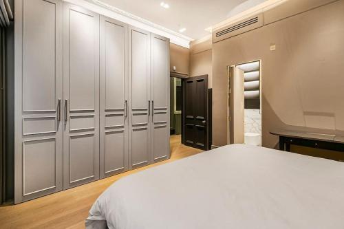 Ultra Luxury Holland Park Residence - Tap to explore photos