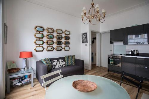 Imperial airways apartment SW10 - Tap to explore photos