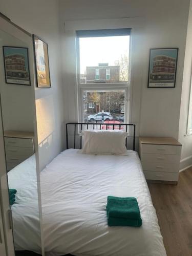 Smart Studio London - Tap to explore photos