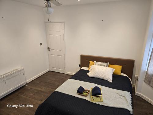 Edgehill Double Bed - Tap to explore photos