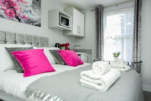 Cosy Flamingo Studio in Sydenham - Tap to explore photos