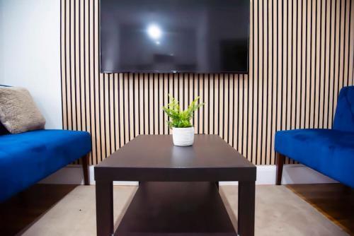 Smart modern, split level flat, free parking - Tap to explore photos