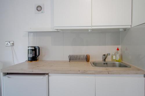 Modern Greatly located London - Tap to explore photos
