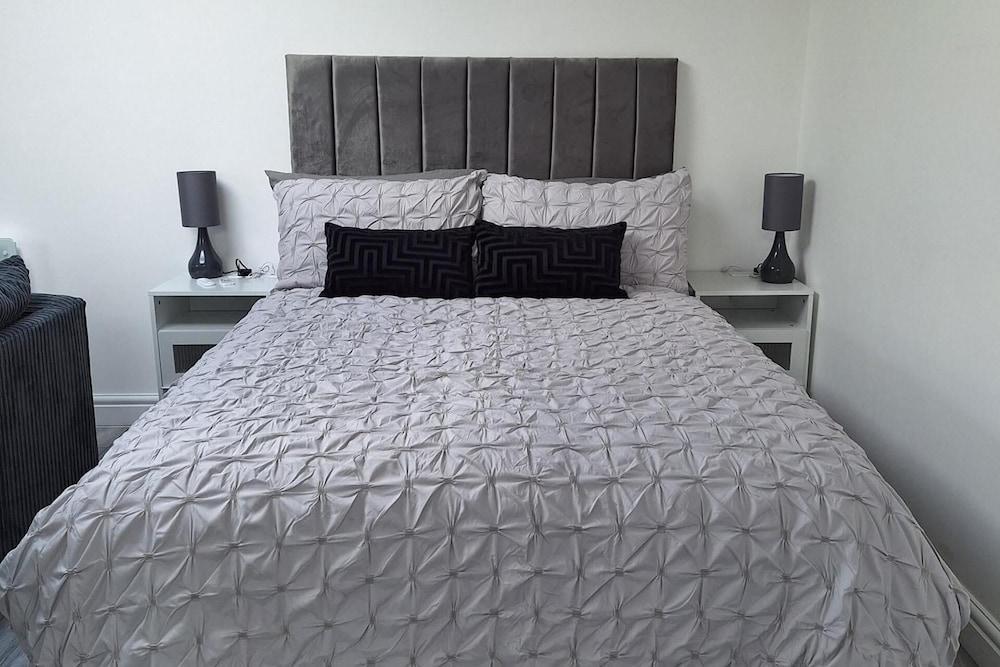 Lodge - Sleeps 2 - Pet Friendly - Parking - Patio - Tap to explore photos