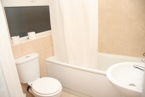 Ideal Property in London - Tap to explore photos