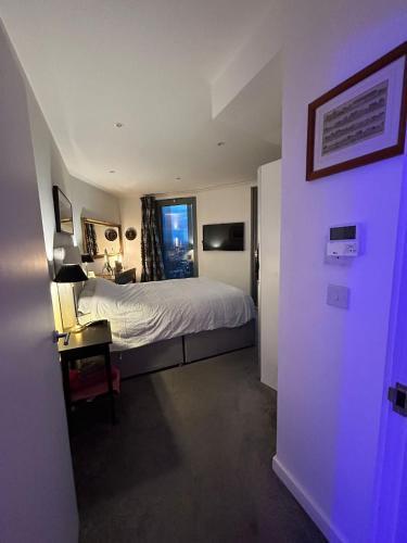 Luxury Skyline Retreat - Tap to explore photos