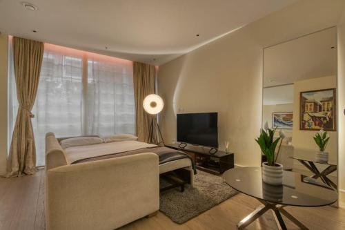 Luxe Riverside Manhattan Studio - Tap to explore photos