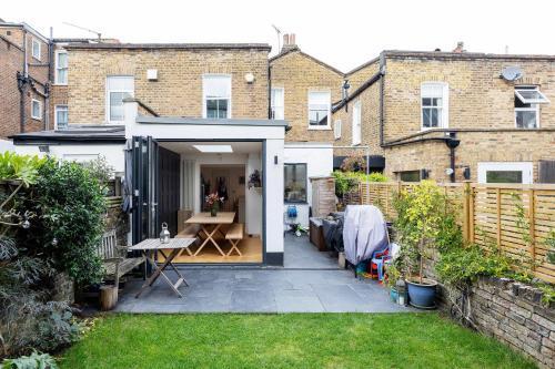 Veeve - Colours of North London - Tap to explore photos