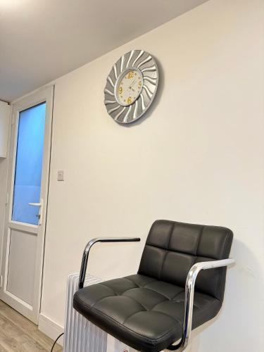 Luxury Studio - Near Heathrow Airport - Free Parking - Tap to explore photos