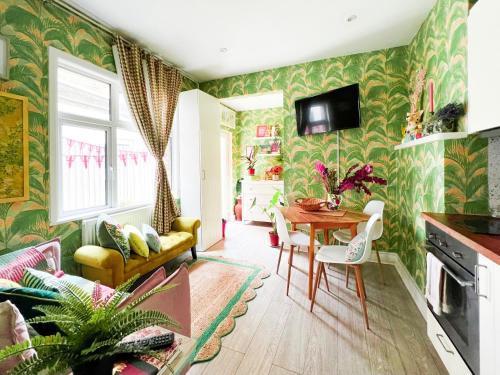 Claremont Villas - London - Tap to explore photos