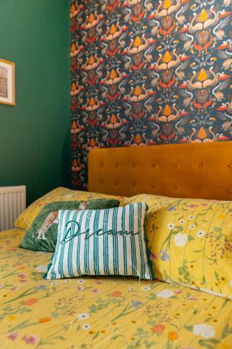 Claremont Villas - London - Tap to explore photos