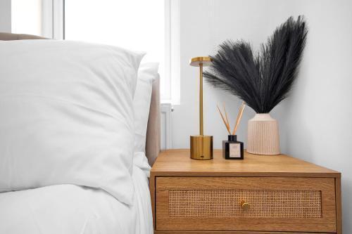 Hamdan Suites Stratford London - Tap to explore photos