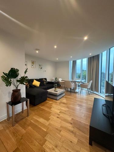 Lovely flat in Kingston Town - Tap to explore photos