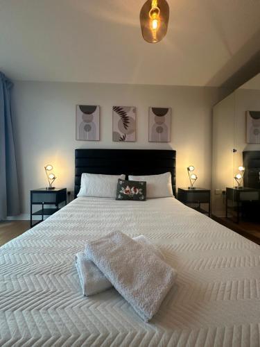 Lovely flat in Kingston Town - Tap to explore photos