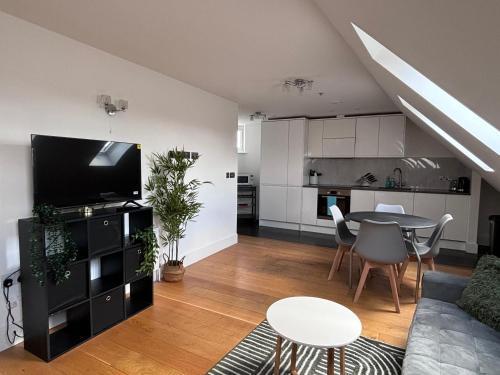 Modern 1-Bed Central Kingston - Tap to explore photos
