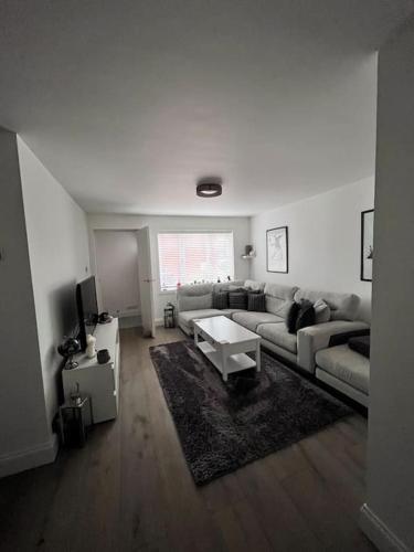 Luxury Ground Floor Maisonette - Tap to explore photos