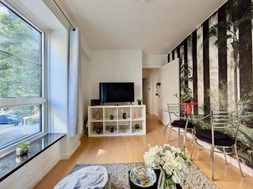 1BDR in Soho - Tap to explore photos
